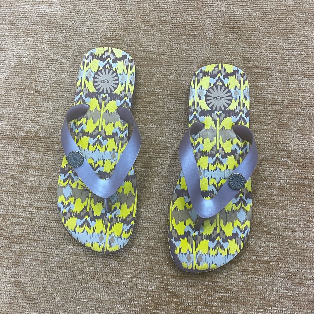 Ugg brown and yellow fits like 6 1/2 - 7 ladies flip flop